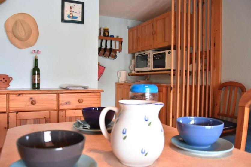 une cuisine avec une table, des bols et un vase dans l'établissement Maison Studio mezzanine - Gruissan Ayguades AY030-207, à Gruissan