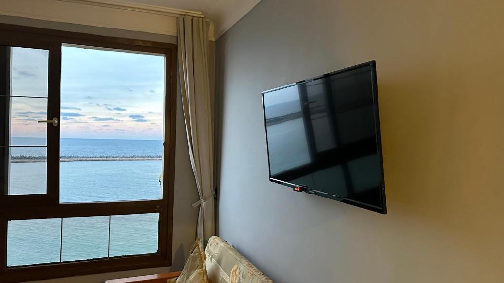 TV a/nebo společenská místnost v ubytování No AC - Vintage Modernized Sea View Apartment