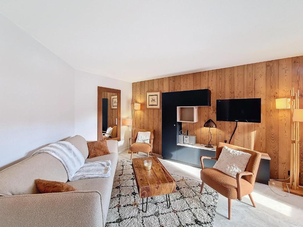 un salon avec un canapé et une table dans l'établissement Bouillandire-appartement- 7pers- Proche Centre, aux Gets