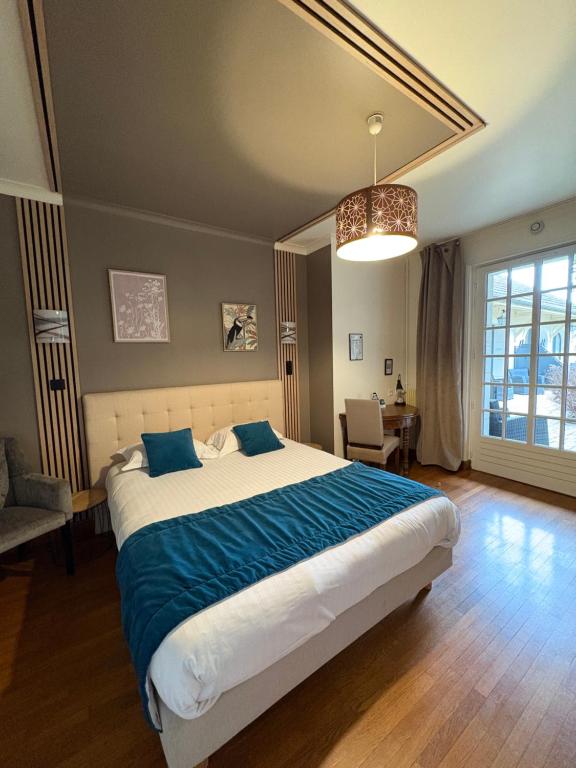 Hôtel La Vinaigrerie LOGIS - Double Room With Terrace