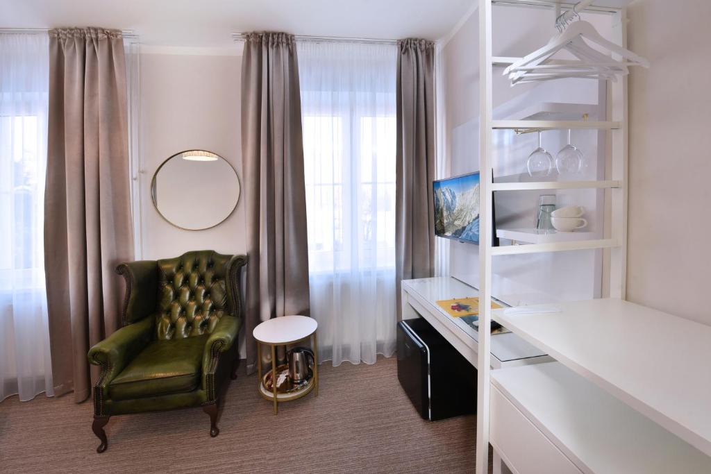 TV a/nebo společenská místnost v ubytování APLEND Hotel Lujza Major