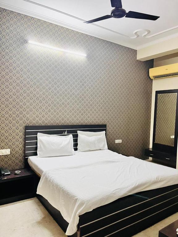 Postel nebo postele na pokoji v ubytování Hotel Omkar