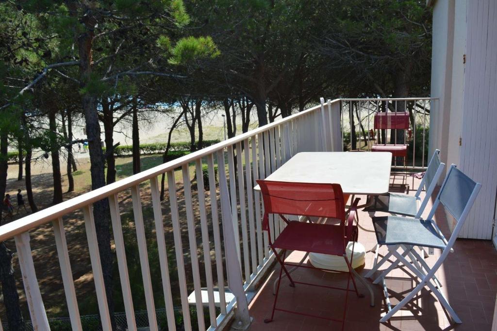 une table et des chaises assises sur un balcon dans l'établissement Appartement deux pièces- Argelès sur Mer AR630-021, à Argelès-sur-Mer