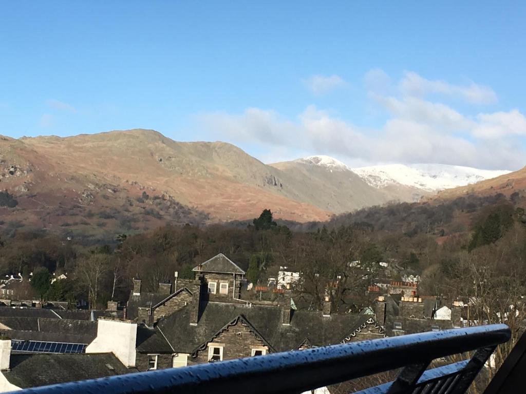ein Blick auf eine Stadt mit Bergen im Hintergrund in der Unterkunft Underhill in Ambleside