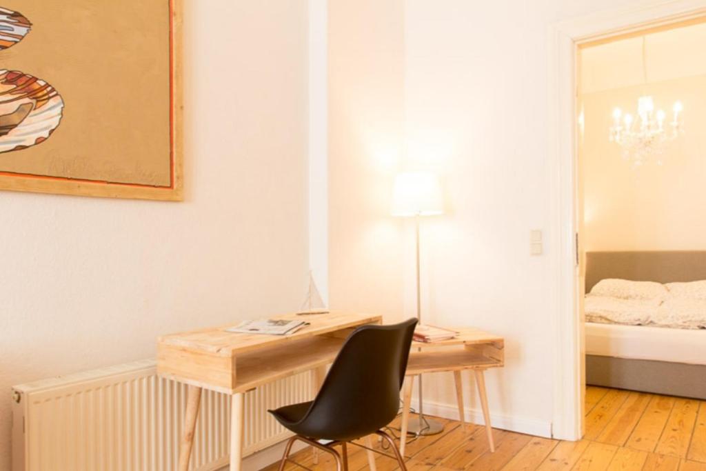 a desk with a chair in a room with a bed at 3 Wellenzauber in Rostock