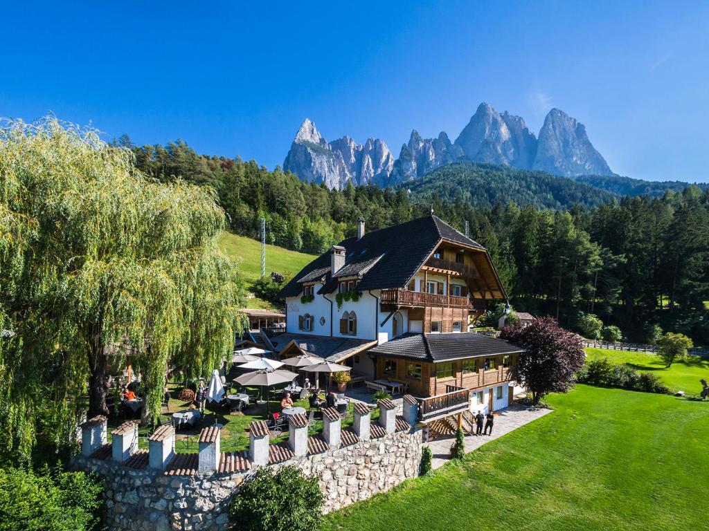 a resort with mountains in the background at Golfhotel Sonne in Siusi