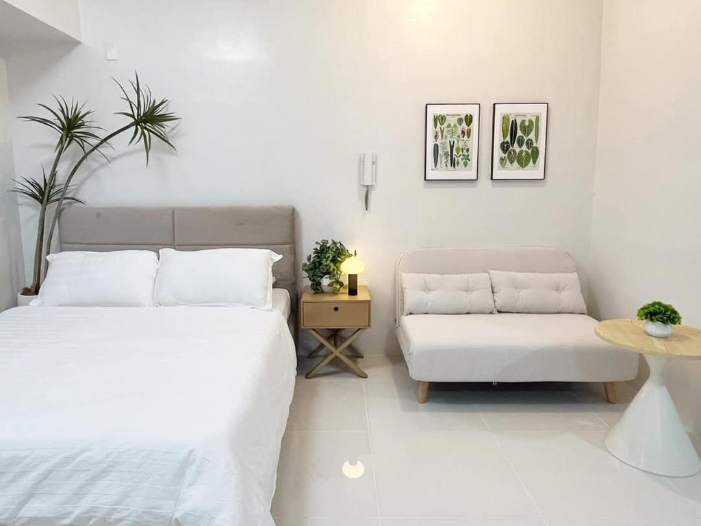 Ένα ή περισσότερα κρεβάτια σε δωμάτιο στο Cozy Condo with Pool & Gym Near Ayala Center