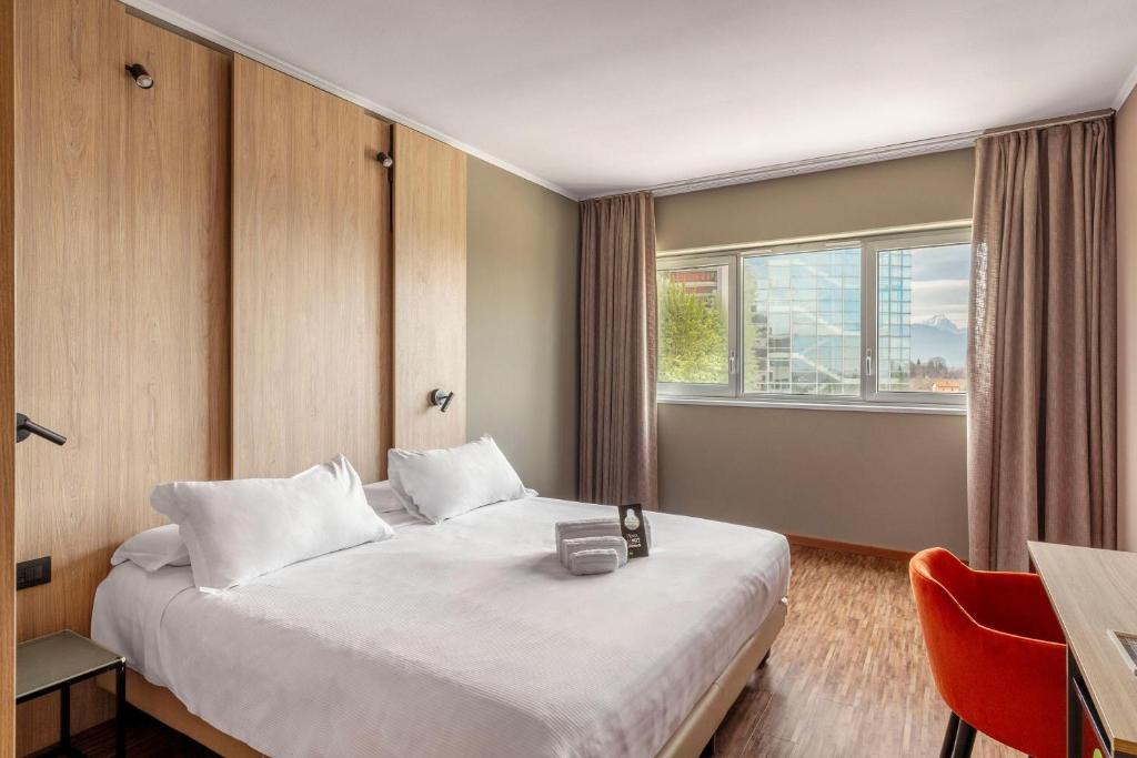 Postel nebo postele na pokoji v ubytování B&B HOTEL Cuneo Cristal
