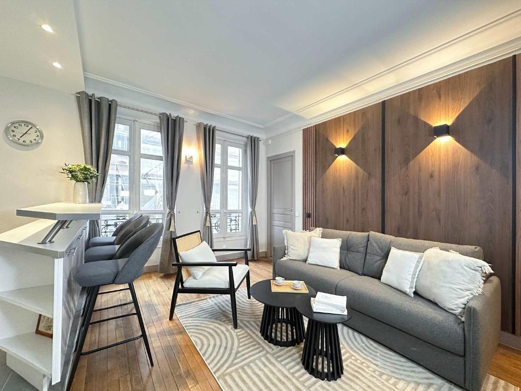 un salon avec un canapé et un bureau dans l'établissement Lovely Apartment in Le Marais, à Paris