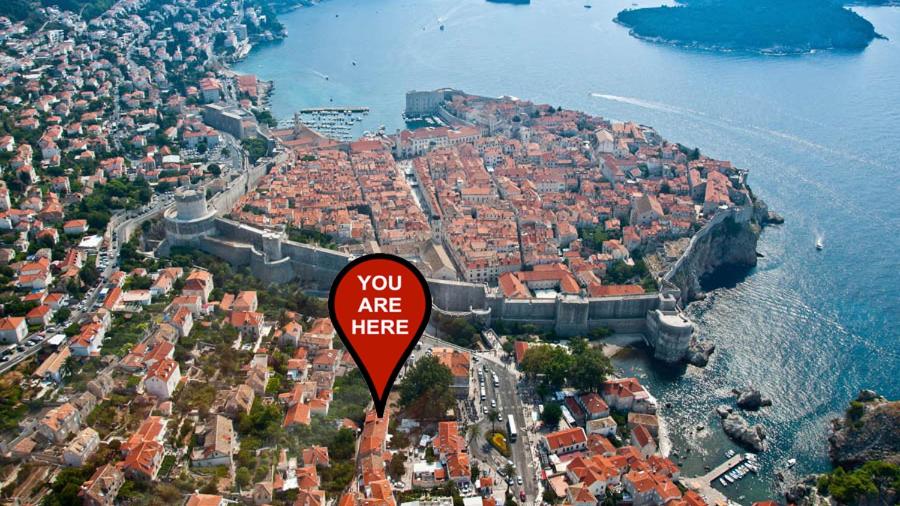 Una señal roja que dice que estás aquí. en Apartment Tomic en Dubrovnik