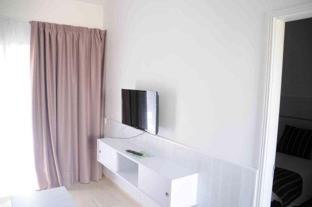 TV a/nebo společenská místnost v ubytování Bungalows Los Arcos