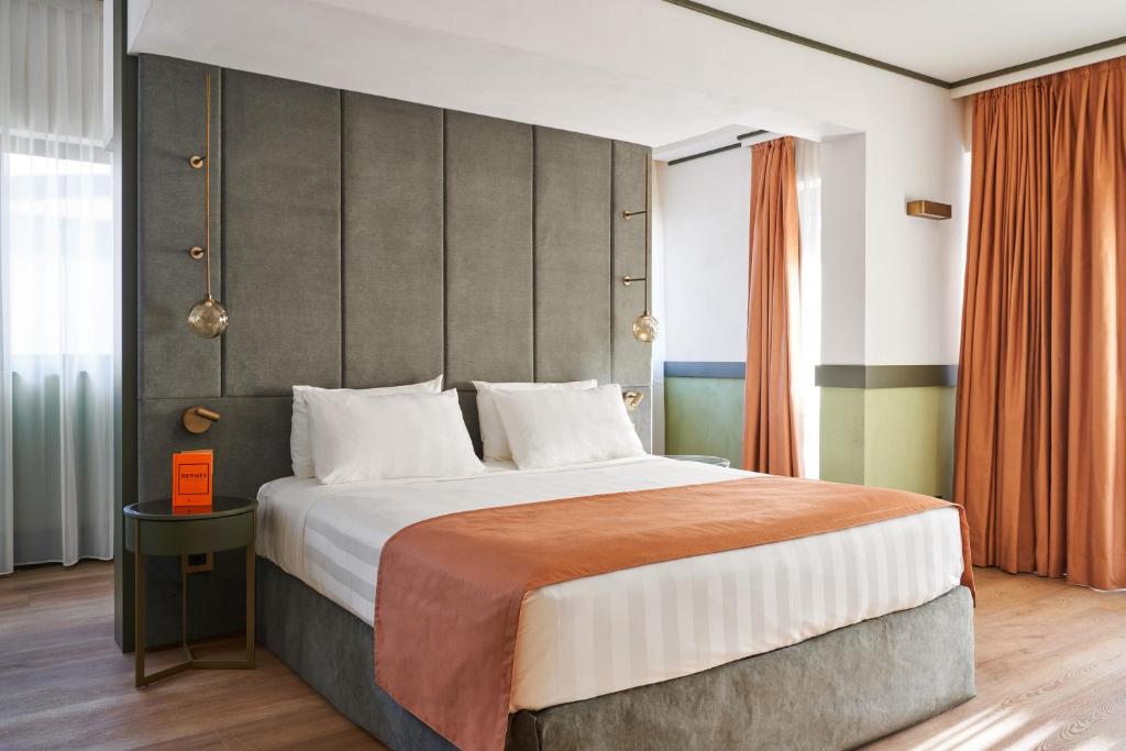 Postel nebo postele na pokoji v ubytování NEMI Hotel