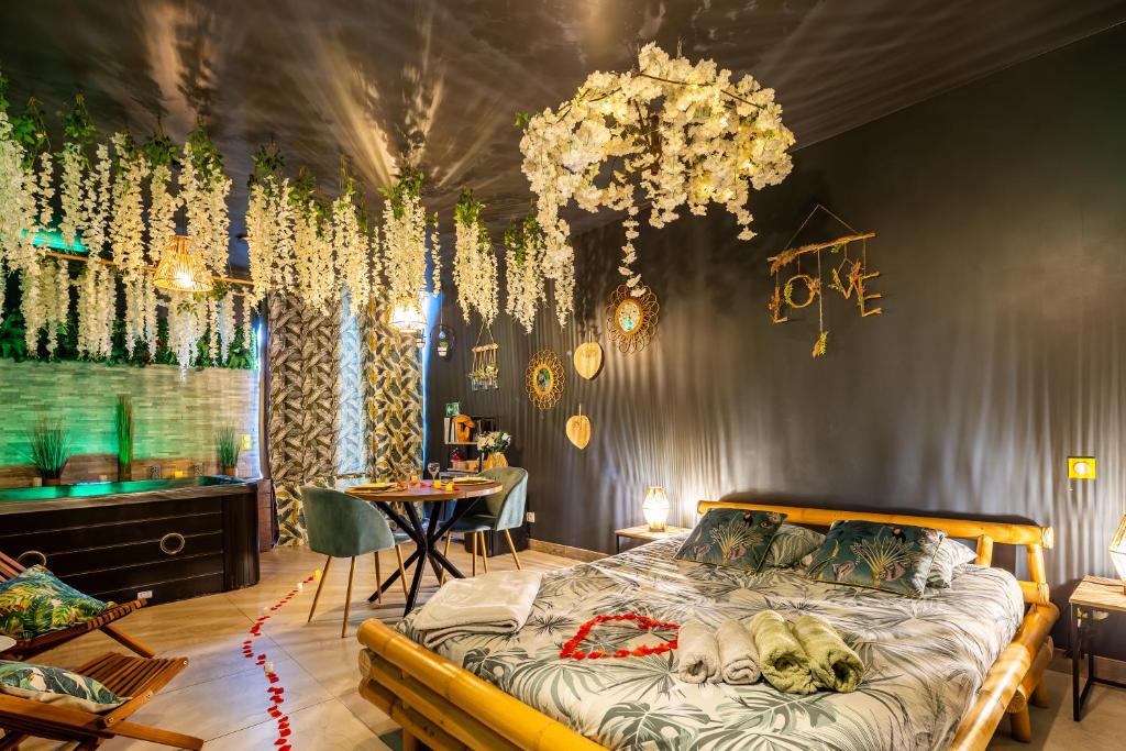 Postel nebo postele na pokoji v ubytování Sweet Uni'vert Jacuzzi