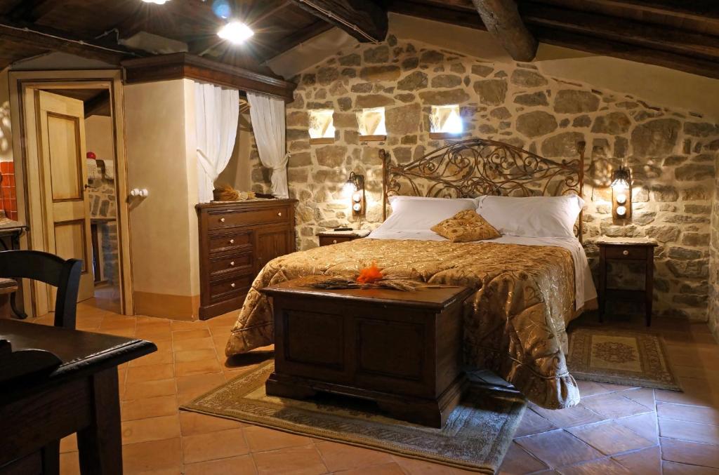 A bed or beds in a room at La Locanda Del Ruspante