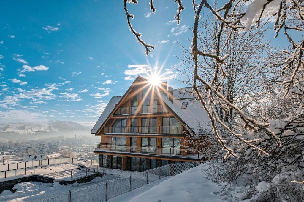 ビャウカにあるRezydencja Słoneczna - SPA & Apartamenty z widokiem - Białka Tatrzańskaの雪山頂の家