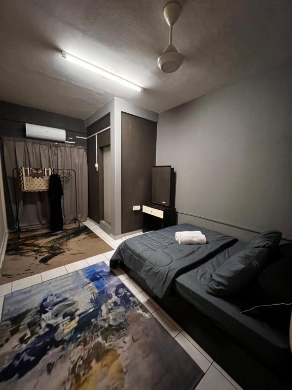 una camera da letto con un letto e una TV a schermo piatto di Totoi Melaka a Malacca