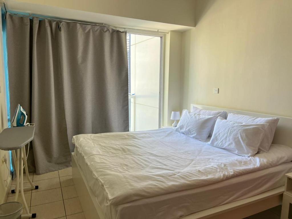 Lake View 1br apartment JLT 1 min to metro房間的床