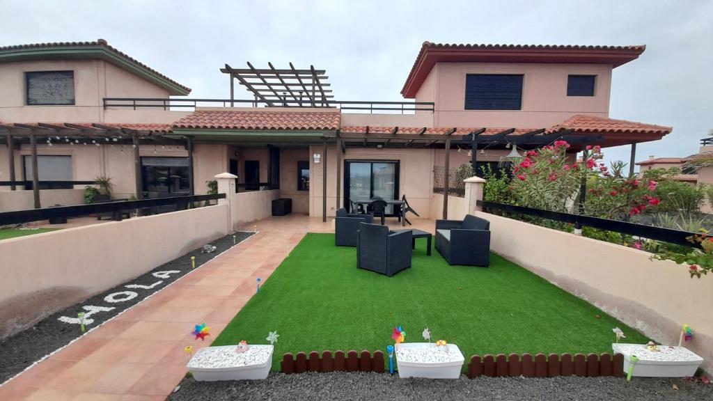 ein Haus mit einem Rasen davor in der Unterkunft Casa Vale in Majanicho