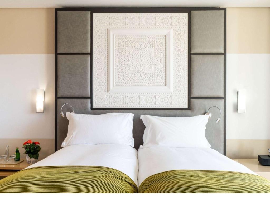 Postel nebo postele na pokoji v ubytování Sofitel Rabat Jardin Des Roses