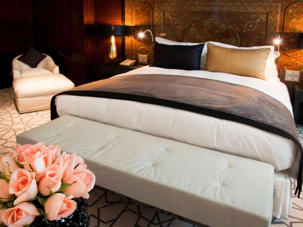 Postel nebo postele na pokoji v ubytování Sofitel Rabat Jardin Des Roses