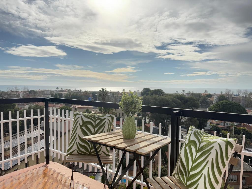 eine Terrasse mit Tisch und Stühlen auf einem Balkon in der Unterkunft Atico Isabel in Castelldefels