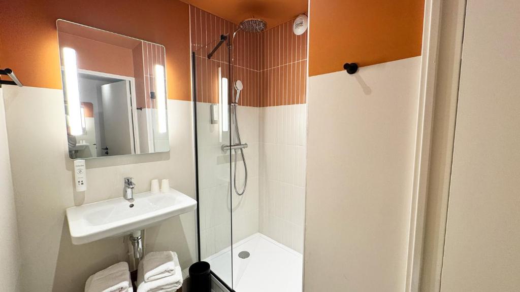 Koupelna v ubytování Kyriad Prestige Compiègne
