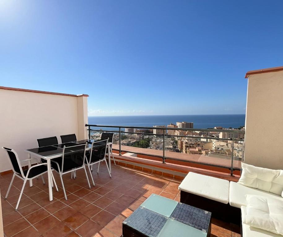 a balcony with a table and chairs and a view of the ocean at Espacioso Dúplex con terraza y vistas in Aguadulce