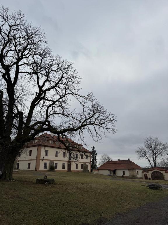 Budova, v ktorej sa farma nachádza