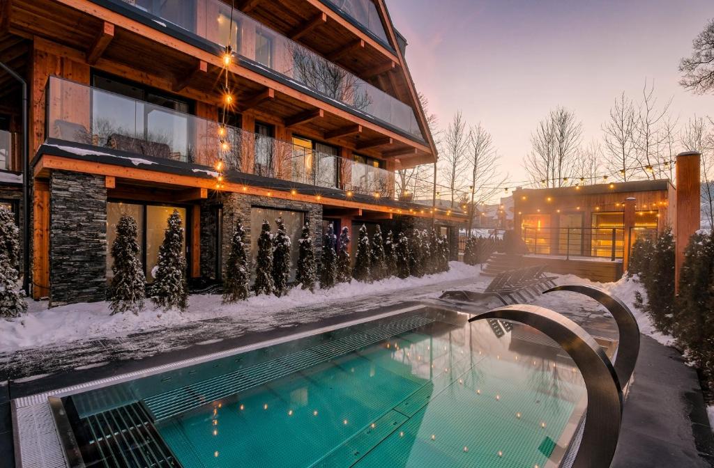 La alberca dentro o cerca de Białka SPA & Resort Odkryj Białkę