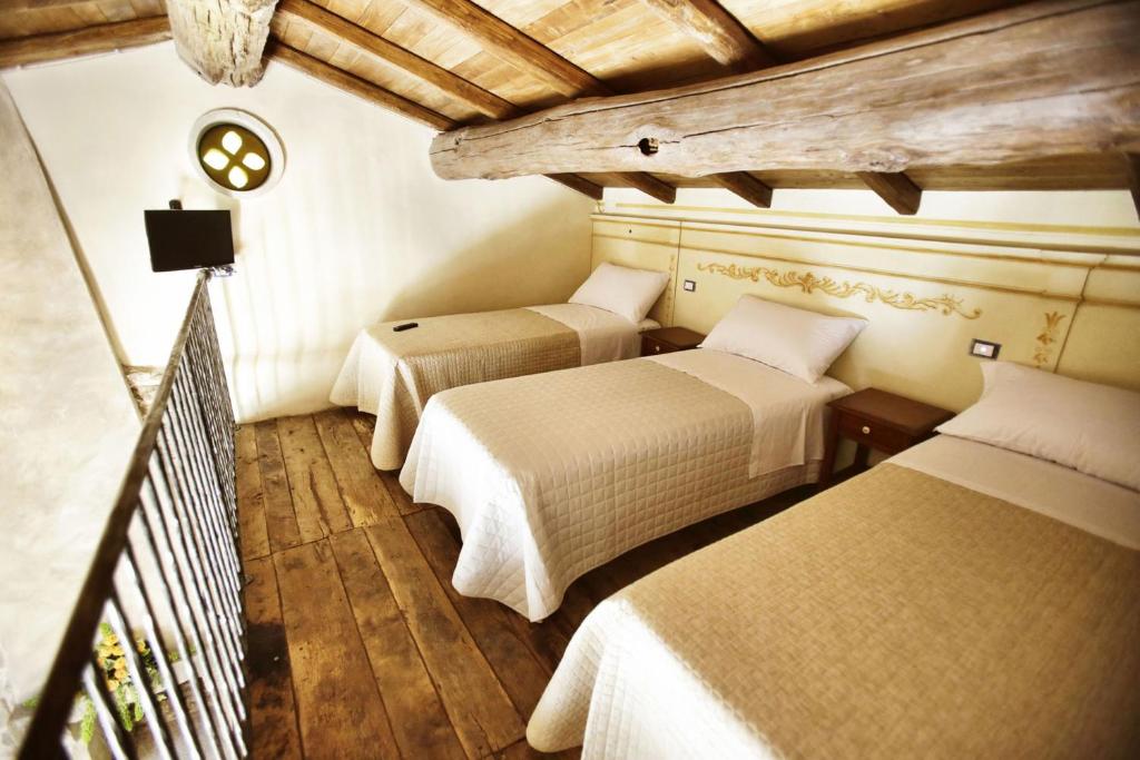 A bed or beds in a room at La Locanda Del Ruspante