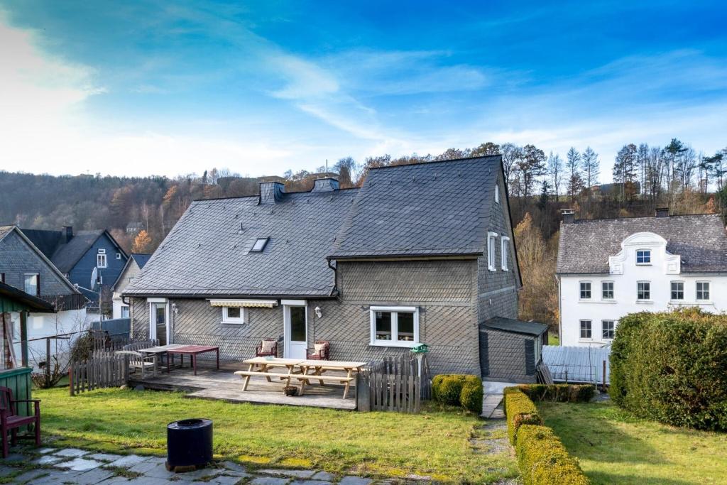 a house with a picnic table in the yard at Vakantiehuis Siedling in Winterberg