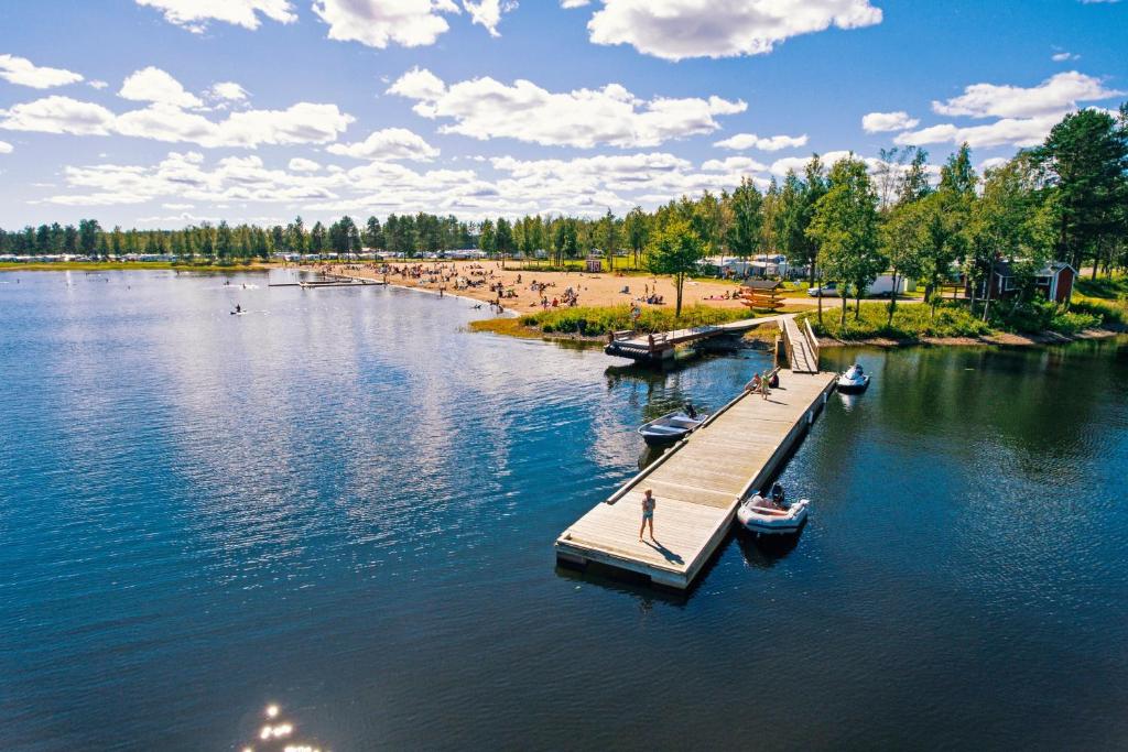 un grupo de personas en un muelle en el agua en First Camp Arcus-Luleå, en Luleå