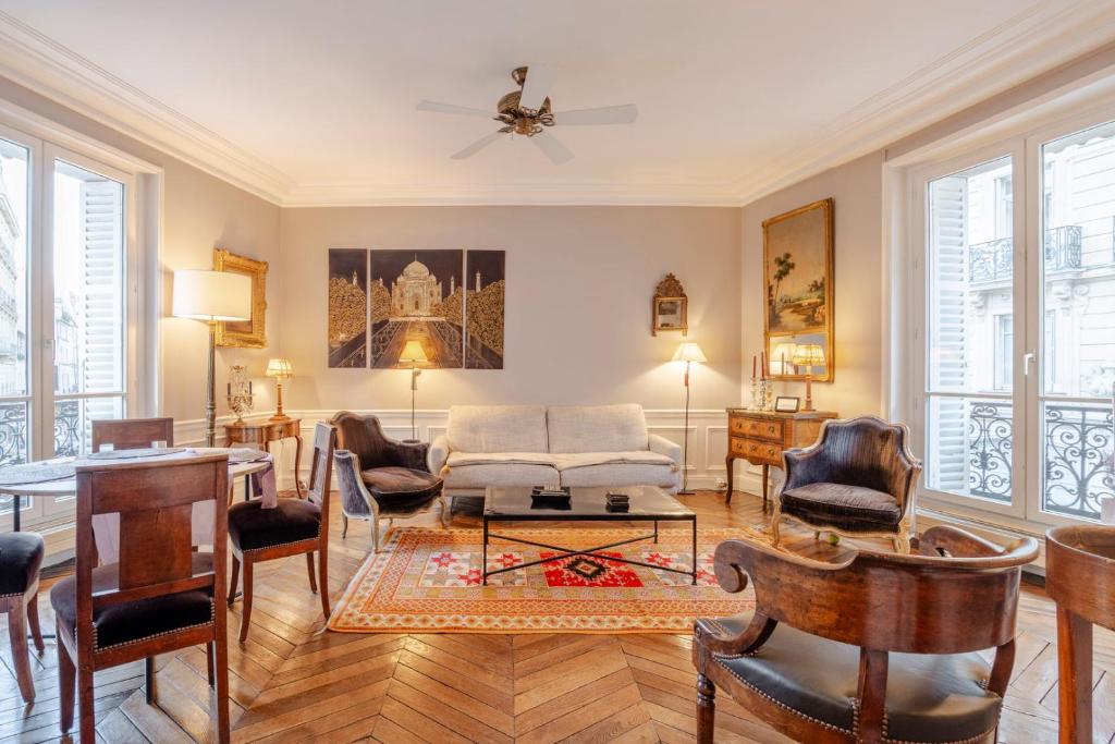 un salon avec un canapé et des chaises dans l'établissement CR57 - Rennes Elegances, à Paris