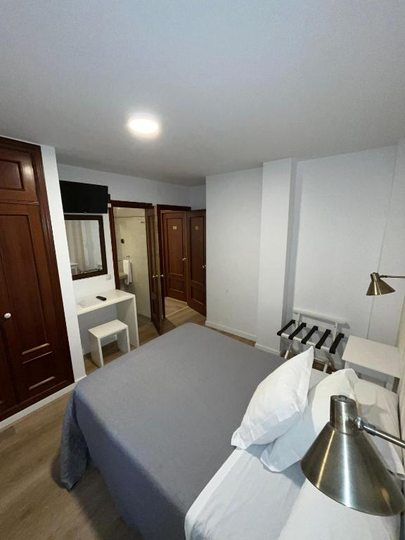 A bed or beds in a room at Hotel Ovetense
