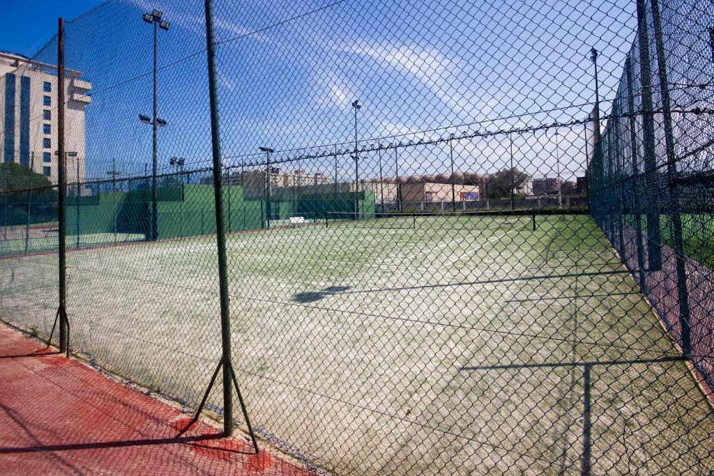 Tenis a/nebo squash v ubytování Style Apartment Patacona Beach nebo okolí