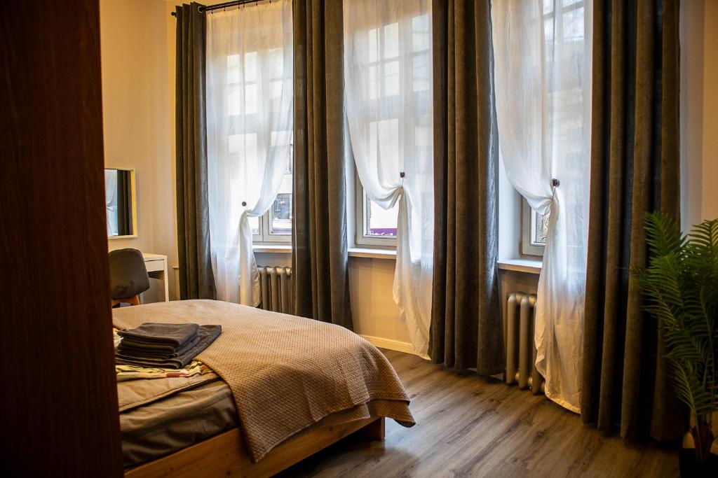 Postel nebo postele na pokoji v ubytování Baznicas Aparts Quiet Center