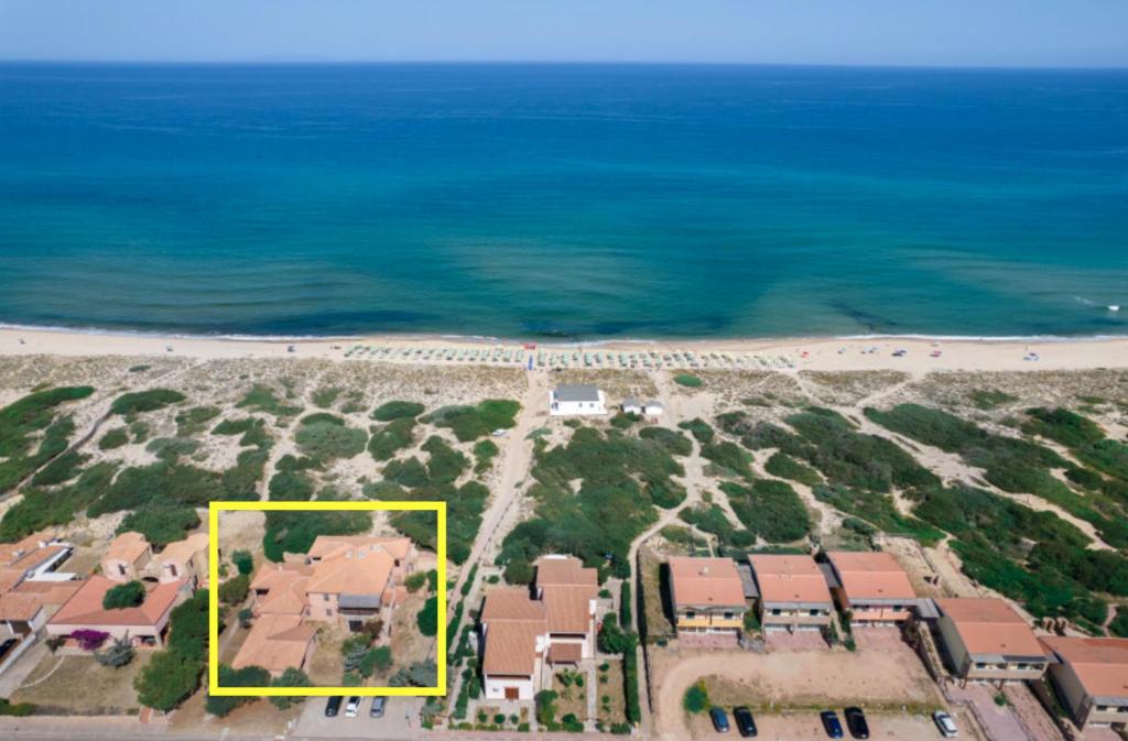 an aerial view of a house on the beach at Appartamento Baia Mimose in Badesi