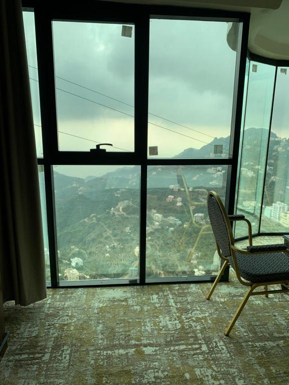 Nespecifikovaný výhled na hory nebo výhled na hory při pohledu z hotelu