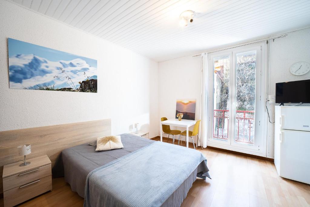 une chambre avec un lit, une télévision et une fenêtre dans l'établissement Studio des Thermes - A 200m des Thermes, à Amélie-les-Bains-Palalda