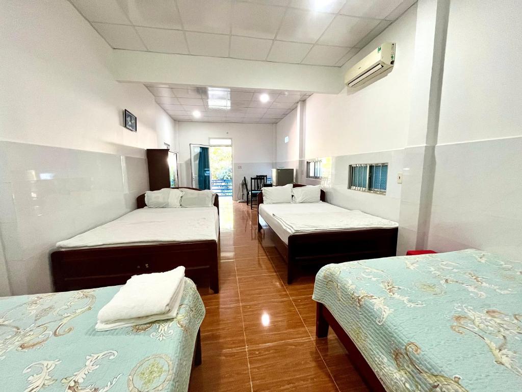 Giường trong phòng chung tại Minh Khoi Guest House