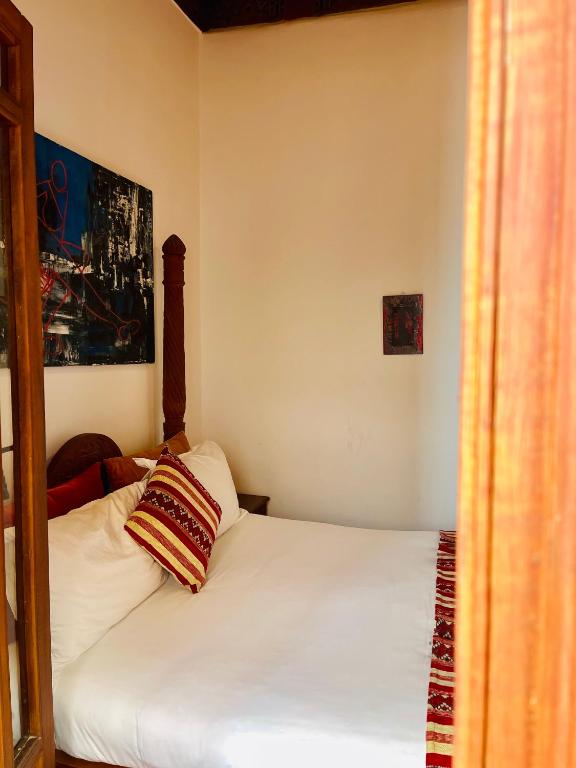 A bed or beds in a room at Riad Zarka By La Siredrah