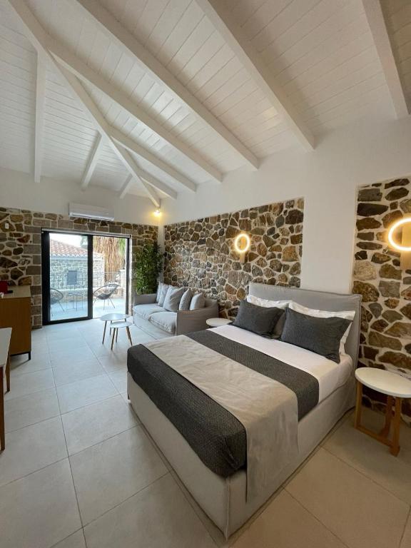 Postel nebo postele na pokoji v ubytování Trocadero Luxury Suites
