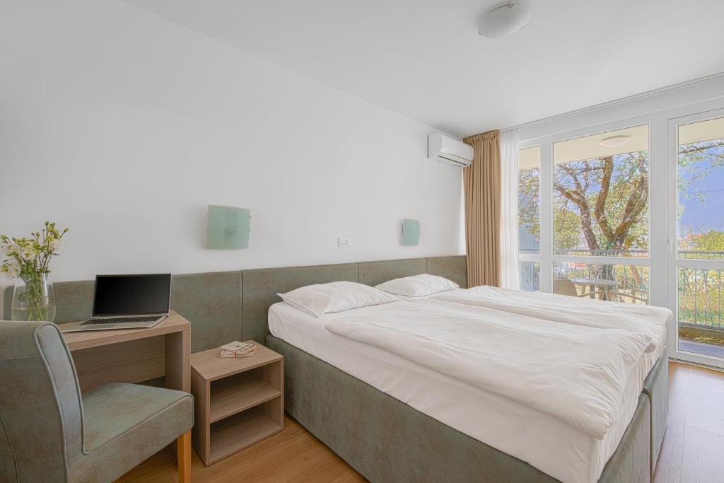A bed or beds in a room at Paviljoni Slaven