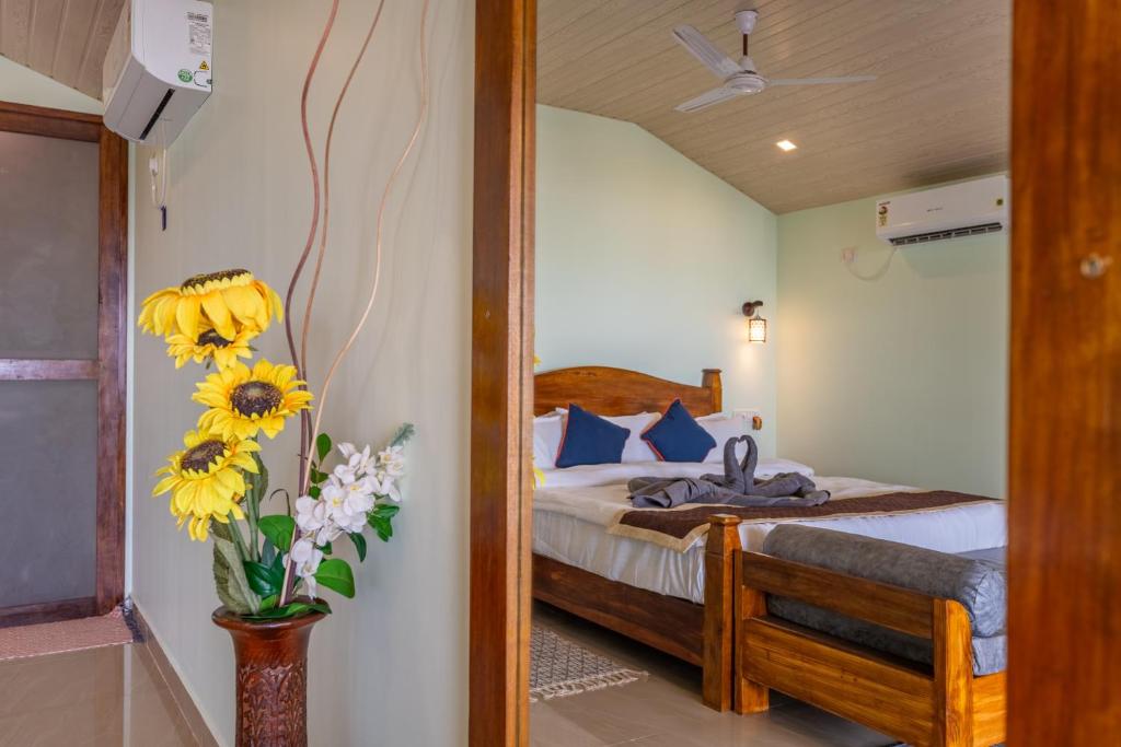 Postel nebo postele na pokoji v ubytování Goa Beach Villa