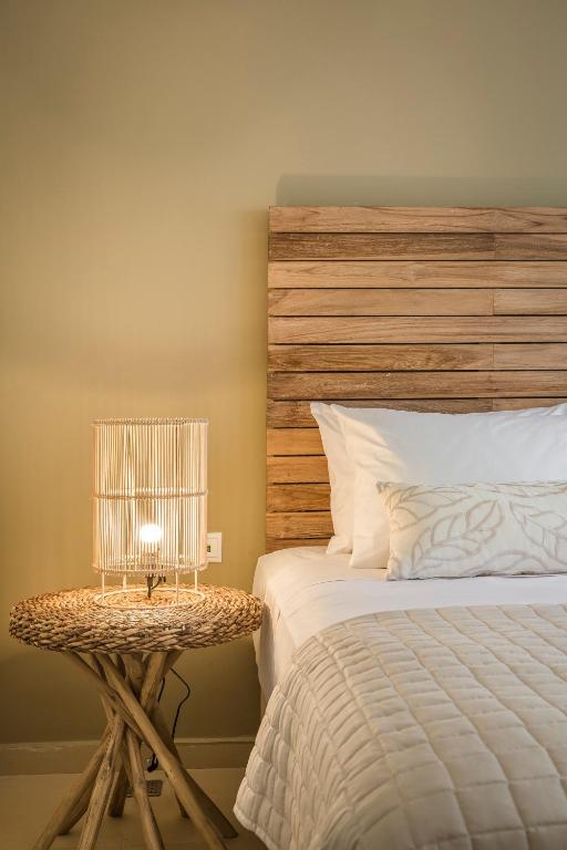 Postel nebo postele na pokoji v ubytování Meliti Waterfront Suites