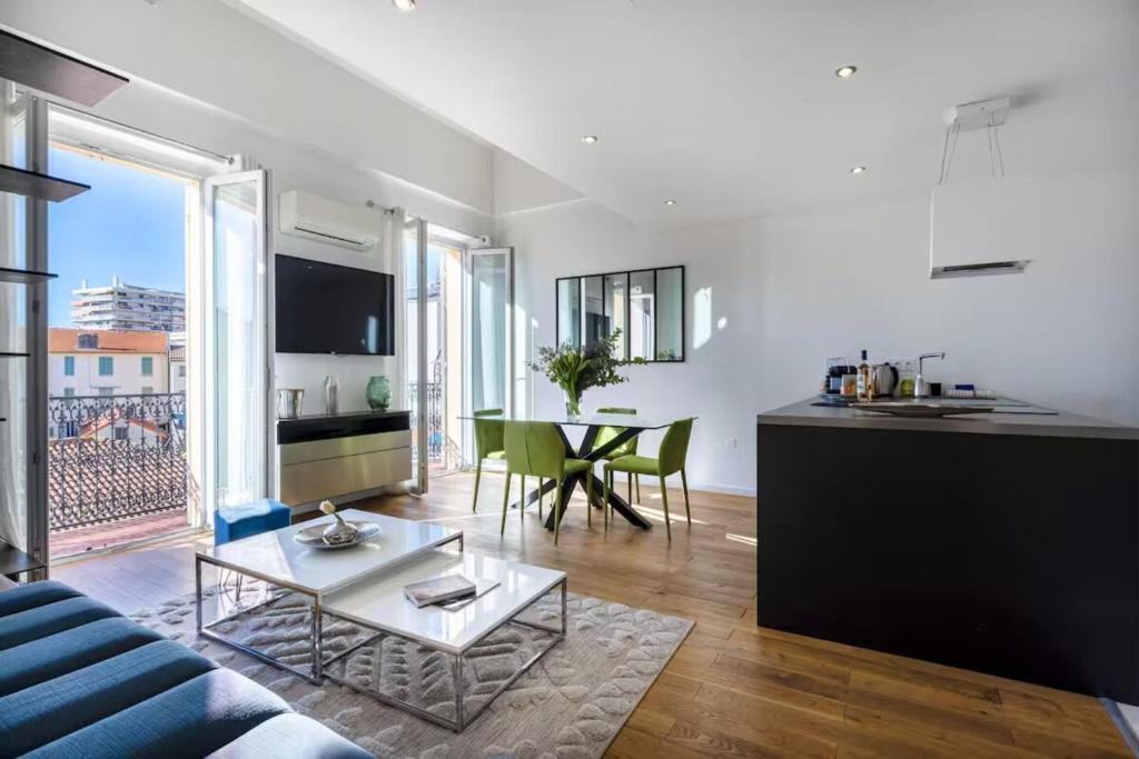 un salon avec un canapé et une table dans l'établissement Apartement Forville by Halldis, à Cannes