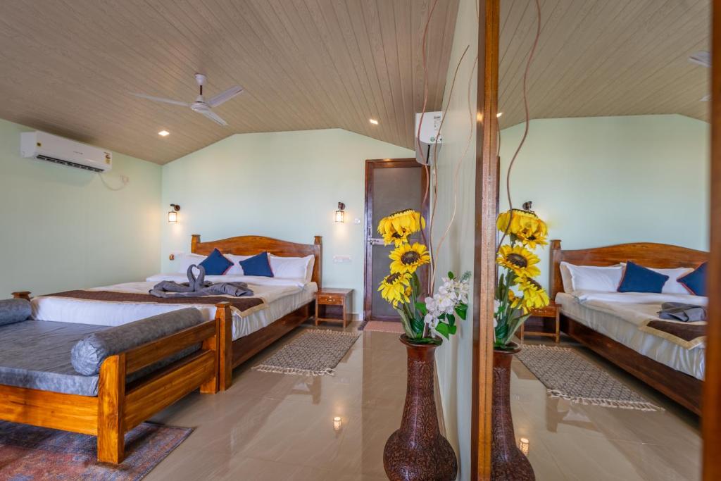 Postel nebo postele na pokoji v ubytování Goa Beach Villa