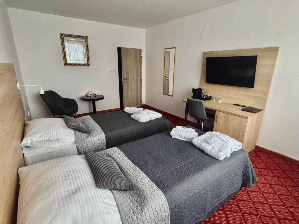 TV a/nebo společenská místnost v ubytování PATRIA HOTEL
