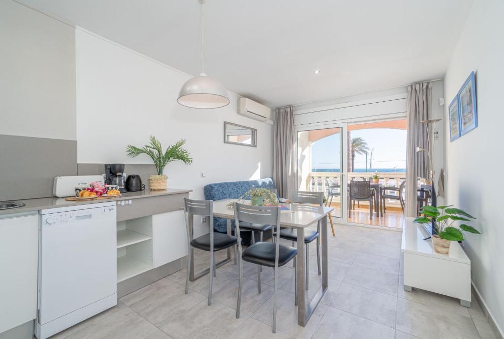 Kuchyňa alebo kuchynka v ubytovaní Apart-rent Apartament Bahia 0023