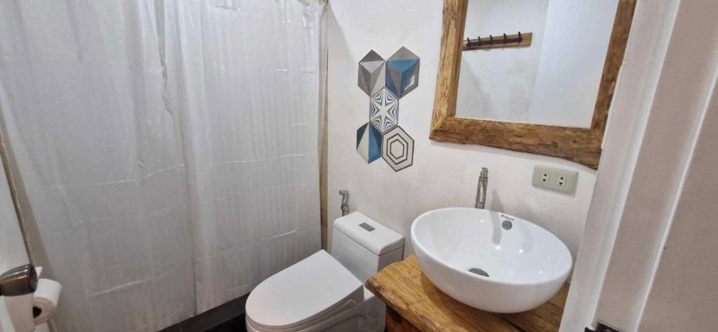 Koupelna v ubytování JCGA Apartments' Rustic Chic Cabins-Near Botanical Garden and SM Baguio